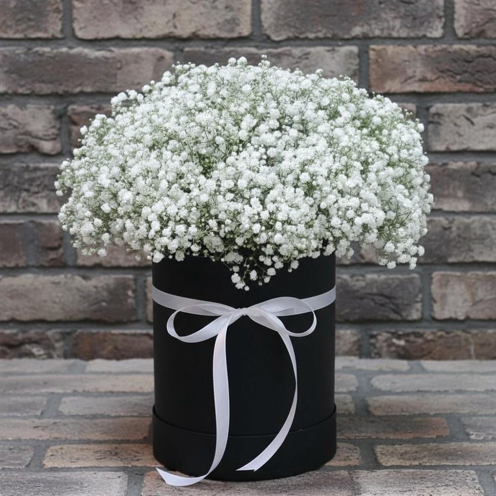 Цветочная композиция из Гипсофила в шляпной коробке в Большой Ижоре