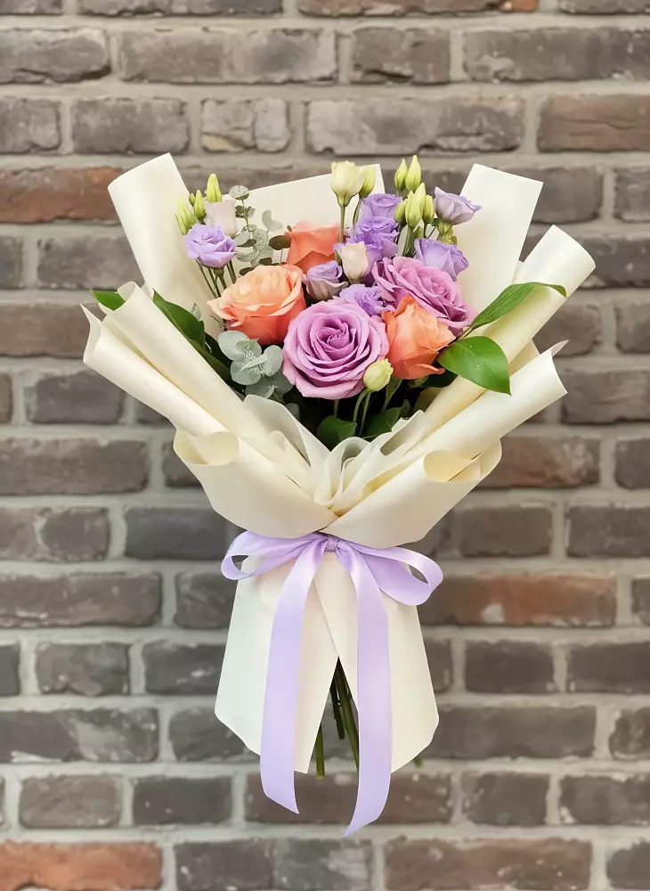 Букет цветов из: Лизиантусы и Розы в Большой Ижоре