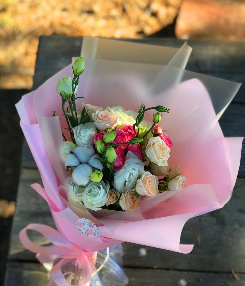 Букет цветов из: Розы и Лизиантусы в Большой Ижоре