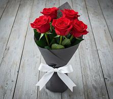 Букет 5 Красных роз Эдлесс Лав в Большой Ижоре