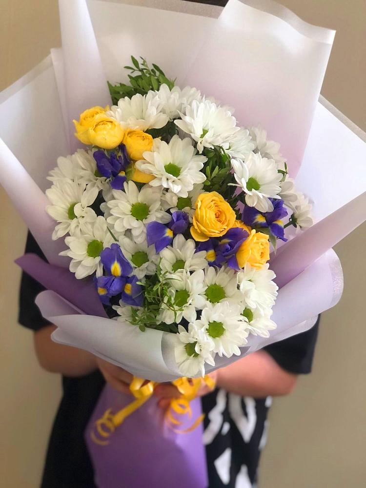 Букет цветов из: Ирисы, Хризантемы и Розы в Большой Ижоре
