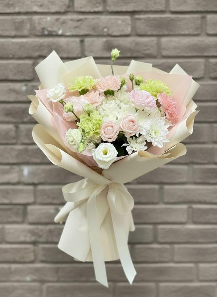 Букет цветов из: Гвоздики, Розы, Лизиантусы и Хризантемы в Большой Ижоре