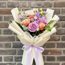 Букет цветов из:  Лизиантусы и Розы в Большой Ижоре