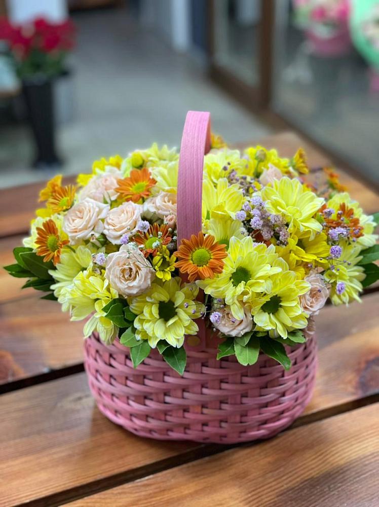 Цветочная композиция из Хризантемы и Розы в корзине в Большой Ижоре