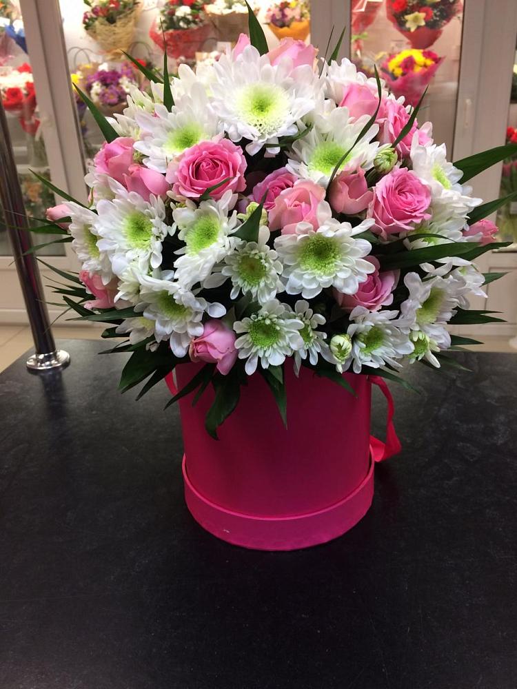 Цветочная композиция из Розы и Хризантемы в шляпной коробке в Большой Ижоре