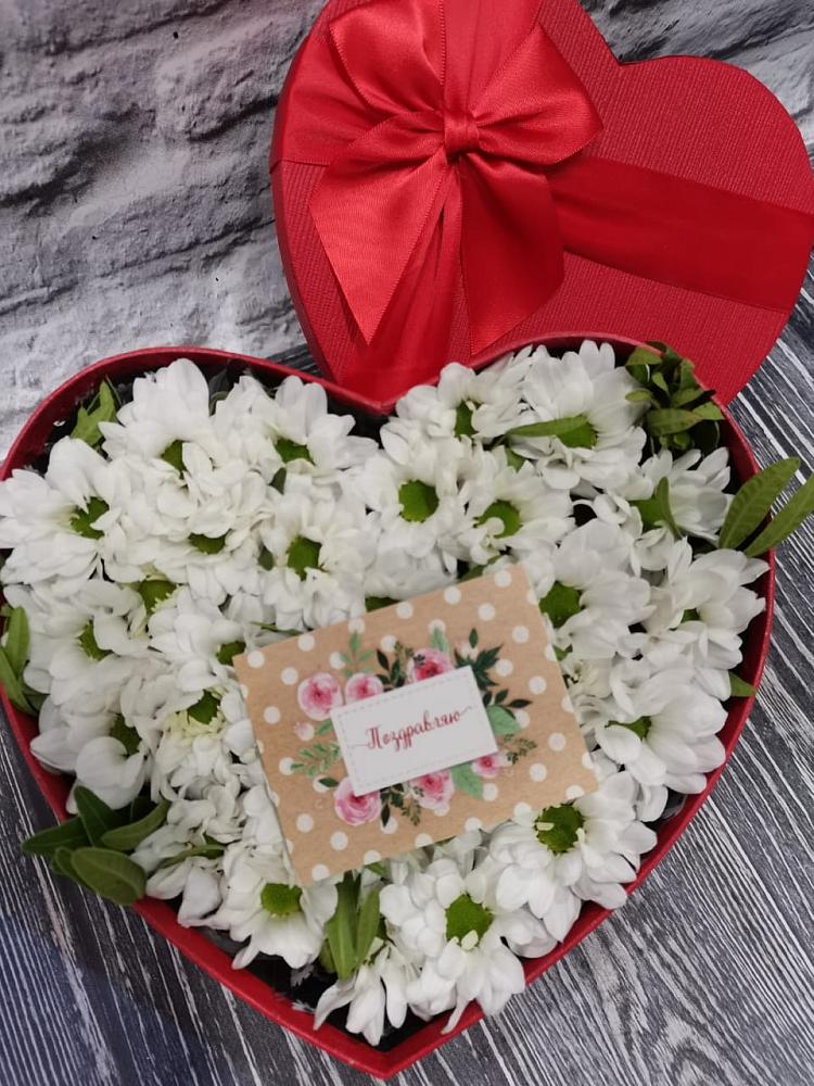 Цветочная композиция из Хризантемы в виде сердца в Большой Ижоре