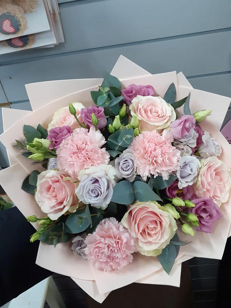 Букет цветов из: Розы, Гвоздики и Лизиантусы в Большой Ижоре