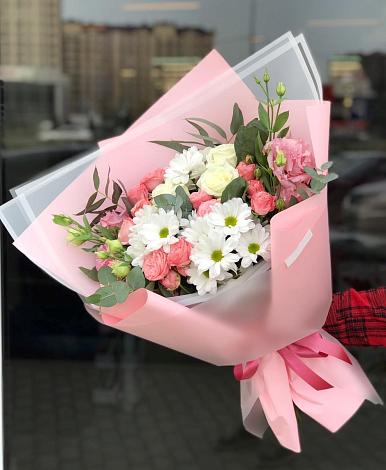 Букет цветов из: Розы, Лизиантусы и Хризантемы в Большой Ижоре