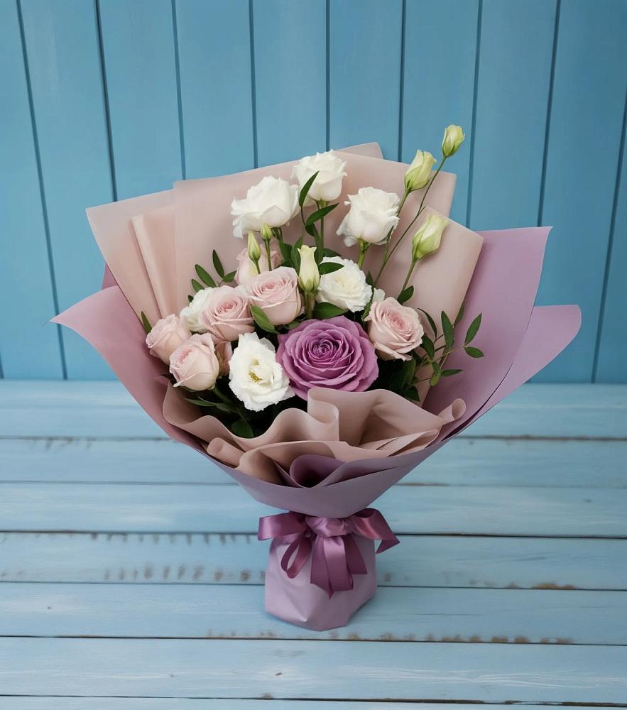 Букет цветов из: Розы и Лизиантусы в Большой Ижоре